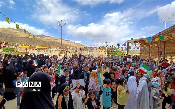 کودکان و نوجوانان اردلی سرود سلام فرمانده را اجرا کردند
