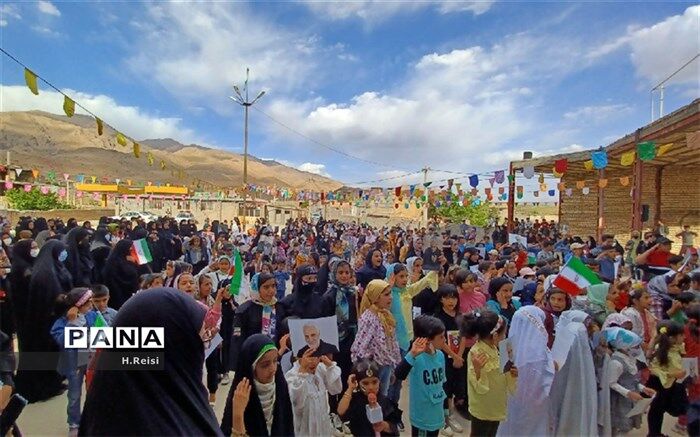 کودکان و نوجوانان اردلی سرود سلام فرمانده را اجرا کردند