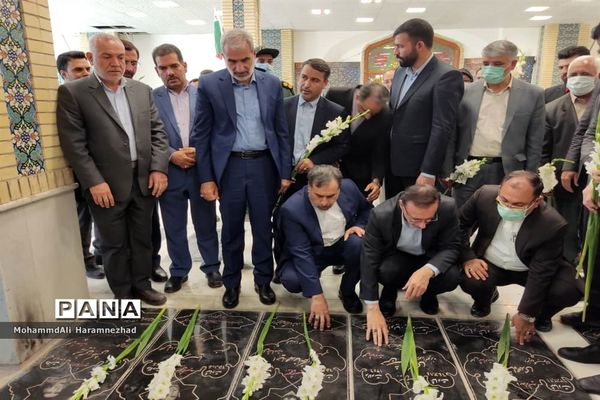 ادای احترام و آیین غبارروبی مزارشهدا در سفر استانی وزیر آموزش و‌ پرورش به خراسان شمالی