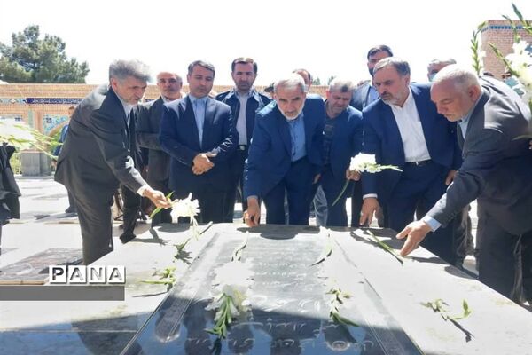 ادای احترام و آیین غبارروبی مزارشهدا در سفر استانی وزیر آموزش و‌ پرورش به خراسان شمالی