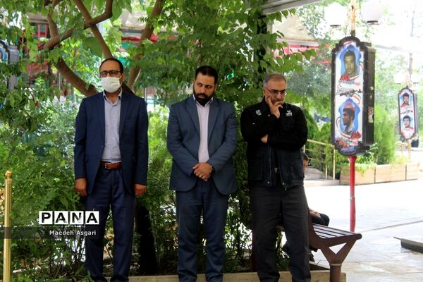 گلباران مزار شهدا با حضور دانش‌آموزان خبرنگار پانا در قم-1
