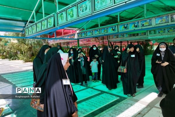 گلباران مزار شهدا با حضور دانش‌آموزان خبرنگار پانا در قم-2