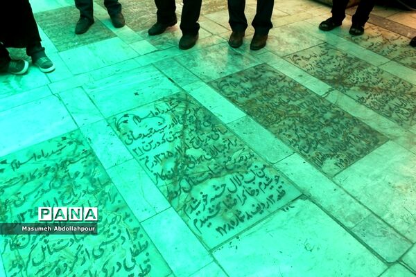 گلباران مزار شهدا با حضور دانش‌آموزان خبرنگار پانا در قم-2