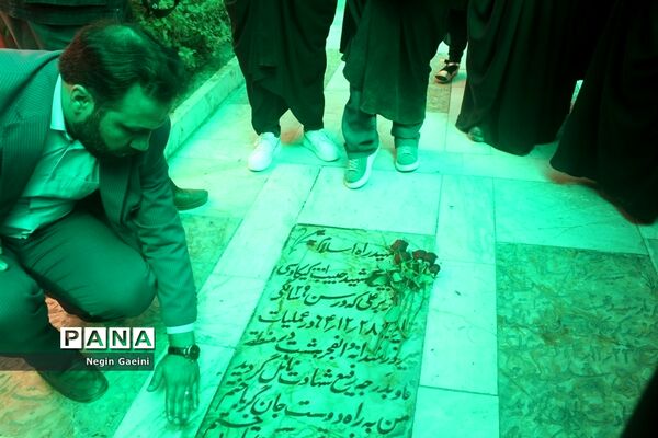 گلباران مزار شهدا با حضور دانش‌آموزان خبرنگار پانا در قم-2