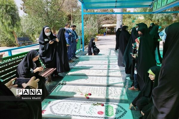 گلباران مزار شهدا با حضور دانش‌آموزان خبرنگار پانا در قم-2