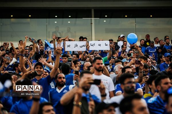 دیدار تیم‌های فوتبال استقلال و نفت مسجدسلیمان