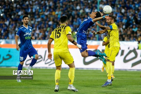 دیدار تیم‌های فوتبال استقلال و نفت مسجدسلیمان