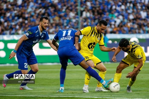 دیدار تیم‌های فوتبال استقلال و نفت مسجدسلیمان