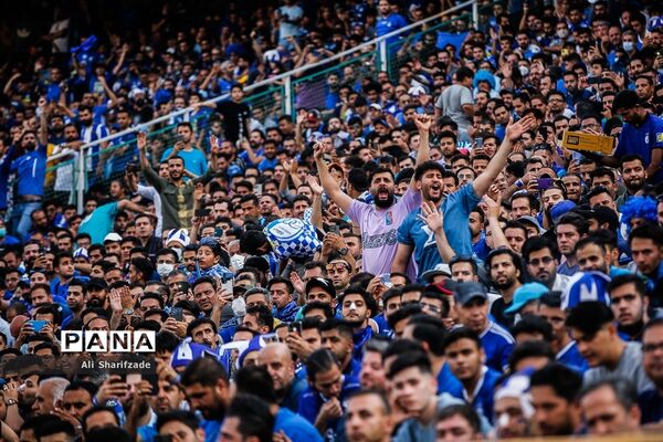 دیدار تیم‌های فوتبال استقلال و نفت مسجدسلیمان