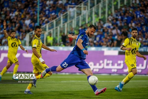 دیدار تیم‌های فوتبال استقلال و نفت مسجدسلیمان