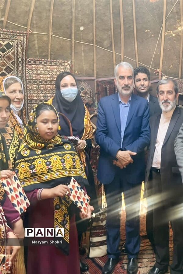 بازدید وزیر آموزش و پرورش و مدیرکل استان گلستان از صنایع دستی دانش‌آموزی