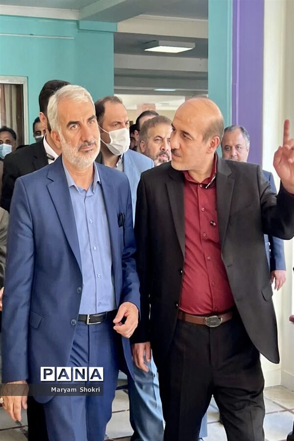 بازدید وزیر آموزش و پرورش و مدیرکل استان گلستان از صنایع دستی دانش‌آموزی