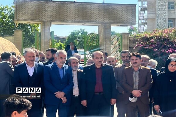 بازدید وزیر آموزش و پرورش و مدیرکل استان گلستان از صنایع دستی دانش‌آموزی