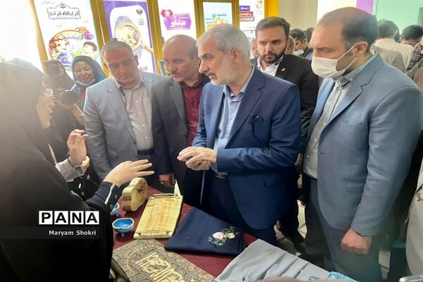 بازدید وزیر آموزش و پرورش و مدیرکل استان گلستان از صنایع دستی دانش‌آموزی