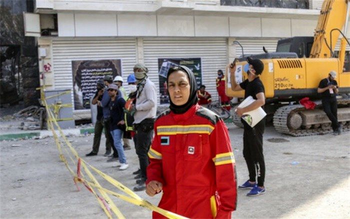 حضور قهرمان ووشوی ایران با لباس آتش‌نشانی در متروپل آبادان