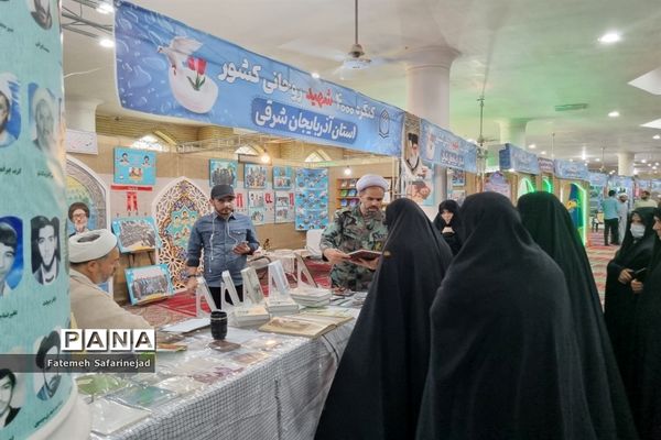 نمایشگاه «تعهد سرخ، از حجره تا سنگر» در قم-1