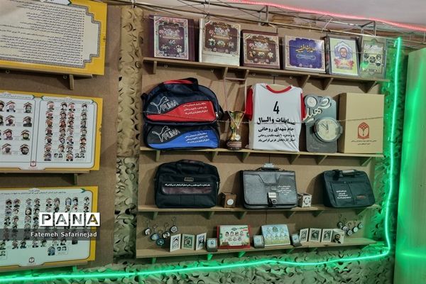 نمایشگاه «تعهد سرخ، از حجره تا سنگر» در قم-1