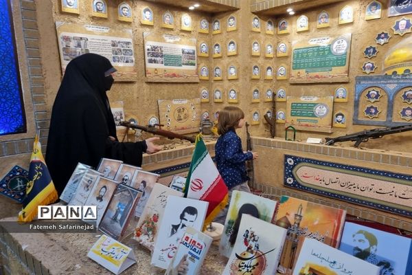 نمایشگاه «تعهد سرخ، از حجره تا سنگر» در قم-2
