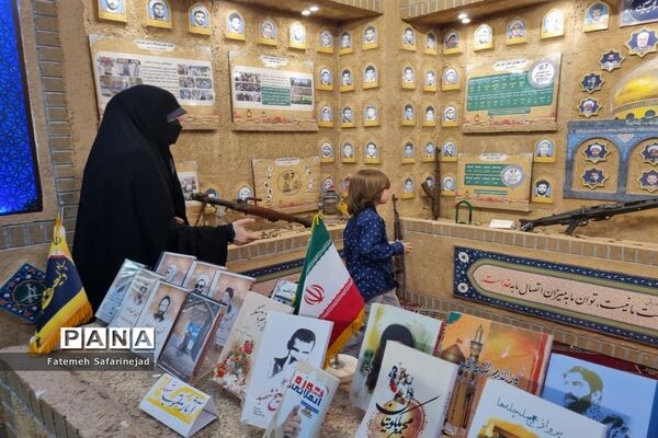 نمایشگاه «تعهد سرخ، از حجره تا سنگر» در قم-2