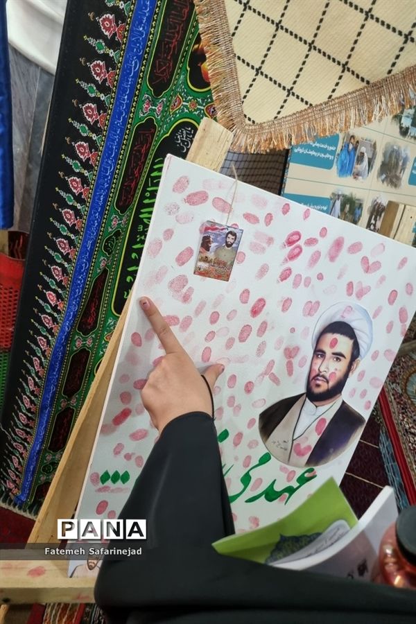 نمایشگاه «تعهد سرخ، از حجره تا سنگر» در قم-2