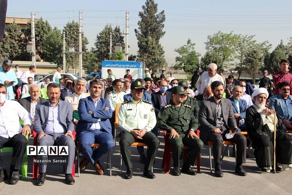 به اهتزاز درآمدن پرچم حرم امام مهربانی‌هادرشهرستان اسلامشهر