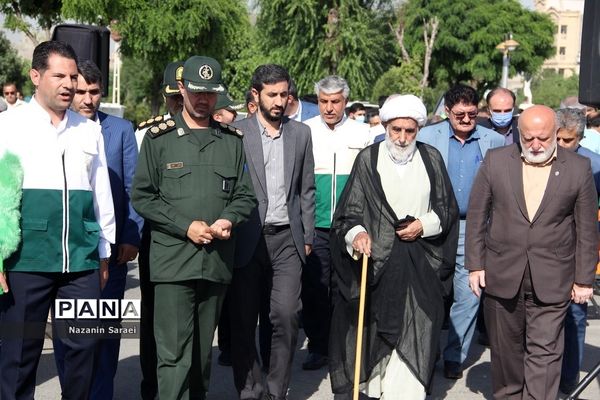 به اهتزاز درآمدن پرچم حرم امام مهربانی‌هادرشهرستان اسلامشهر