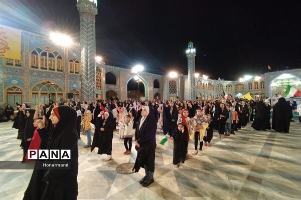 اجرای سرود سلام فرمانده توسط دانش‌آموزان دهه نودی در آران و بیدگل