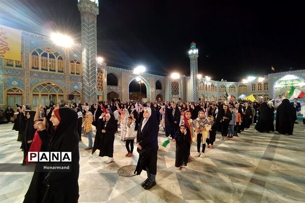 اجرای سرود سلام فرمانده توسط دانش‌آموزان دهه نودی در آران و بیدگل