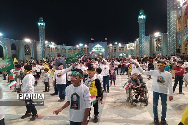 اجرای سرود سلام فرمانده توسط دانش‌آموزان دهه نودی در آران و بیدگل