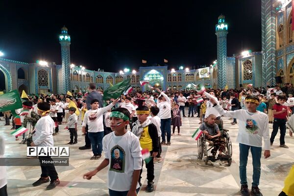 اجرای سرود سلام فرمانده توسط دانش‌آموزان دهه نودی در آران و بیدگل