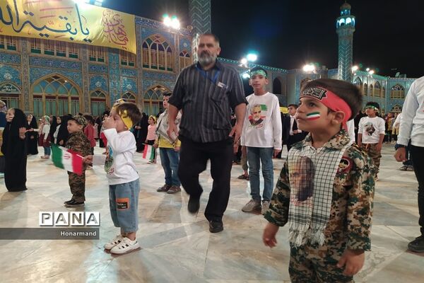اجرای سرود سلام فرمانده توسط دانش‌آموزان دهه نودی در آران و بیدگل