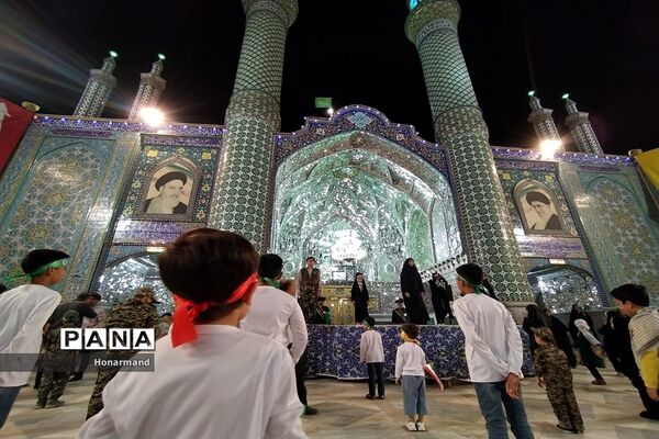 اجرای سرود سلام فرمانده توسط دانش‌آموزان دهه نودی در آران و بیدگل