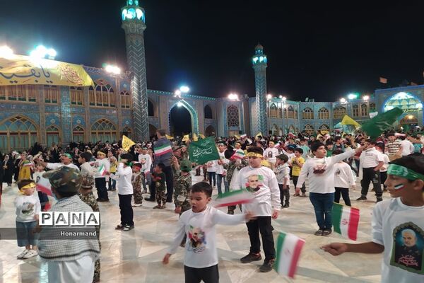 اجرای سرود سلام فرمانده توسط دانش‌آموزان دهه نودی در آران و بیدگل