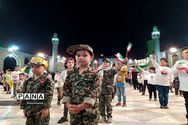 اجرای سرود سلام فرمانده توسط دانش‌آموزان دهه نودی در آران و بیدگل