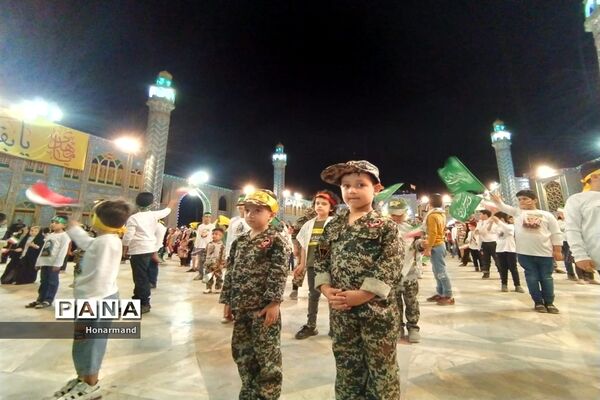 اجرای سرود سلام فرمانده توسط دانش‌آموزان دهه نودی در آران و بیدگل