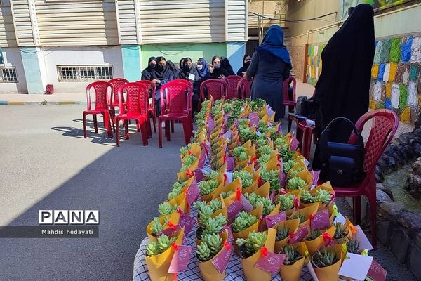 هدیه‌ای برای روز دختر و دهه کرامت