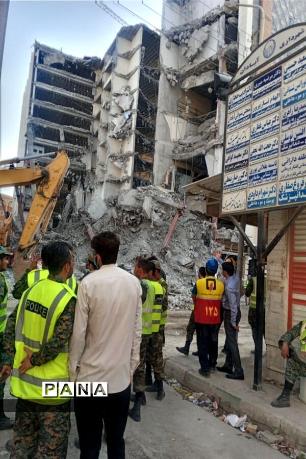 کمک‌رسانی امدادگران هلال احمر امیدیه در آواربرداری متروپل