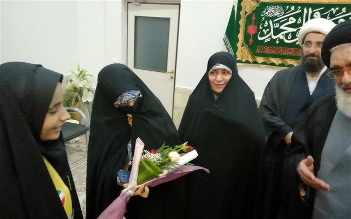 تجلیل رئیس مجلس دانش‌آموزی قم از مشاور امور بانوان اداره کل آموزش و پرورش/عکس
