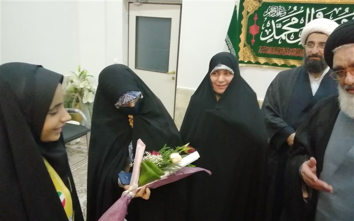 تجلیل رئیس مجلس دانش‌آموزی قم از مشاور امور بانوان اداره کل آموزش و پرورش/عکس