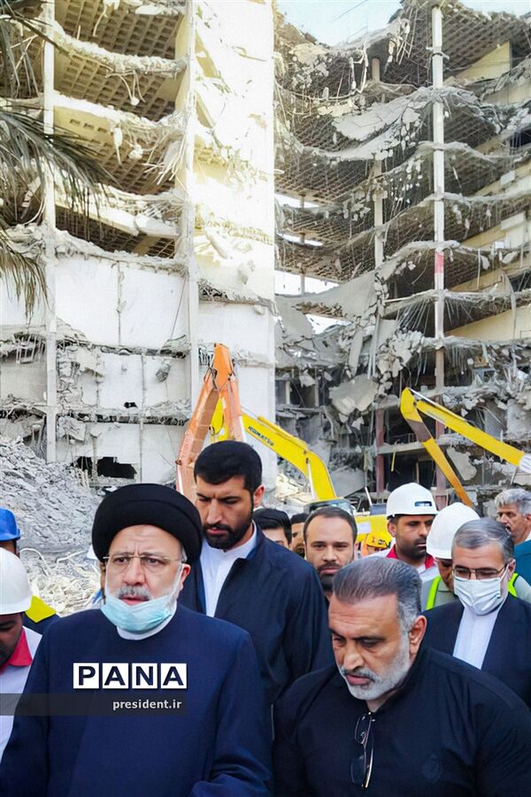 حضور رئیس‌جمهوری در محل حادثه متروپل آبادان و دیدار با خانواده جانباختگان