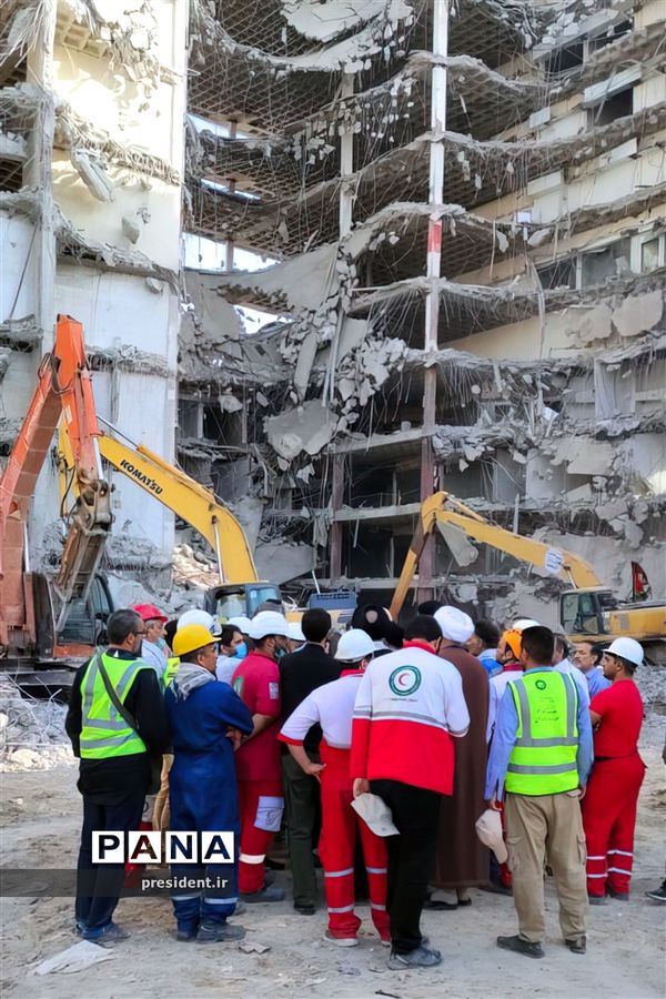 حضور رئیس‌جمهوری در محل حادثه متروپل آبادان و دیدار با خانواده جانباختگان