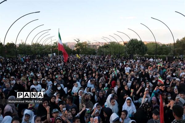 طنین سرود سلام فرمانده در آباده