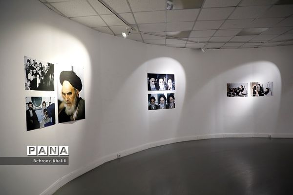 نمایش عکس‌های علی کاوه از امام خمینی(ره) در نمایشگاه «لحظه»