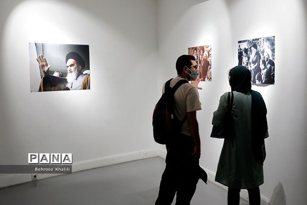 نمایش عکس‌های علی کاوه از امام خمینی(ره) در نمایشگاه «لحظه»