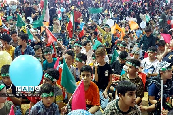 اجرای سرود سلام فرمانده در ورزشگاه ۳٠٠٠ نفری شهرستان قرچک