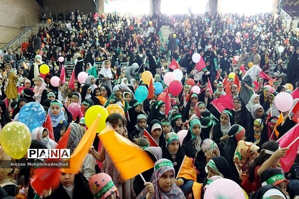 اجرای سرود سلام فرمانده در ورزشگاه ۳٠٠٠ نفری شهرستان قرچک