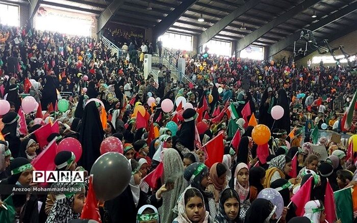 دانش‌آموزان دهه نودی با سرود سلام فرمانده گل کاشتند و دل رهبر را شاد کردند/فیلم