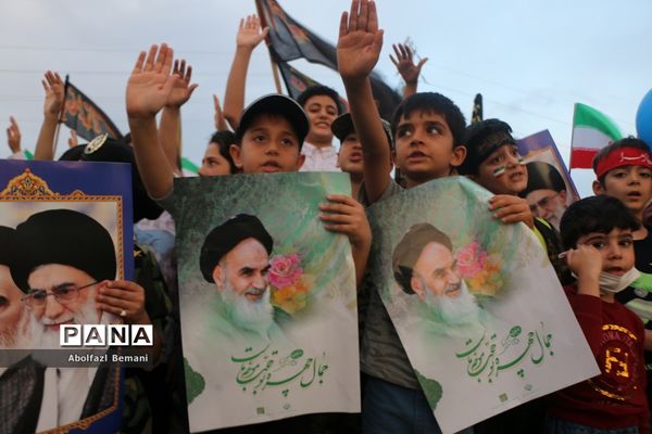 همخوانی سرود سلام فرمانده در میدان مرجعیت قم