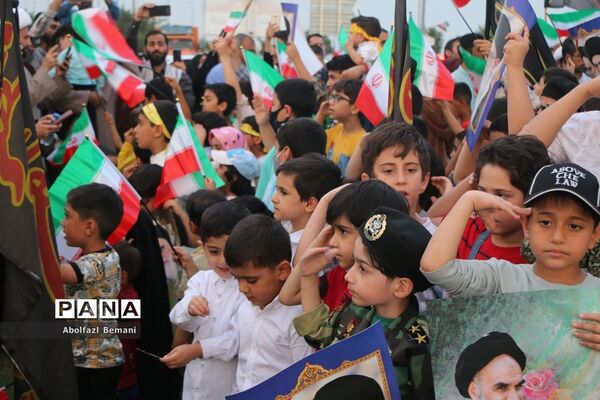 همخوانی سرود سلام فرمانده در میدان مرجعیت قم