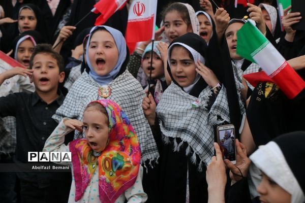 همخوانی سرود سلام فرمانده در میدان مرجعیت قم